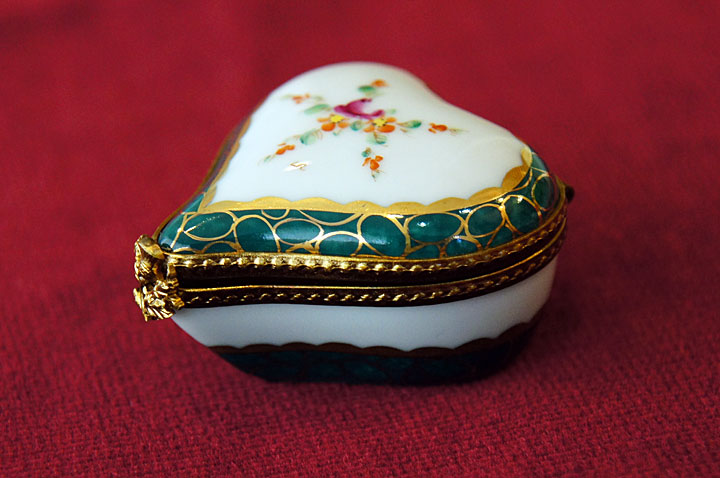 http://www.e-interiorshop.com/image/limoges-01.jpg